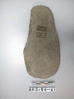 藏品(有柄弧刃打製石斧)的圖片